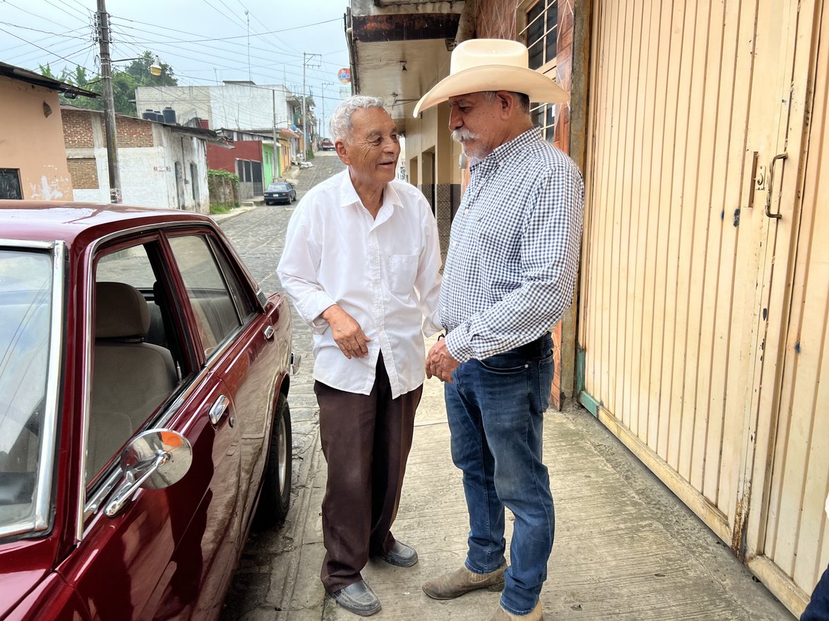 JLAndradeG's tweet photo. Hoy me encontré en el pueblo a Alfredo Ruiz arrastrando sus 90 años a bordo de su Datsun “LA VIDA ES UN CARRIL DE SENTIDO ÚNICO” #Cosautlan #Cosautlán https://t.co/4Vj2dNS8pu