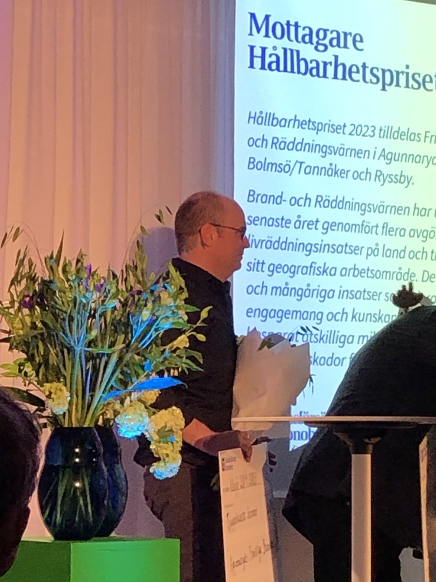 CharlottaH5's tweet photo. Fint med kollegor ⁦@BengtAgunnaryd⁩ ⁦@SkogOchTra⁩ som blir uppmärksammade för riktigt gott engagemang och fantastiska insatser. https://t.co/QulYMo53GS