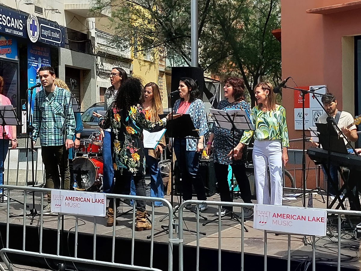 americanlakemus's tweet photo. Marxing Band, Cantants individuals, Corals infantils i el Cor de Gòspel! El còctel perfecte de l’èxit del Concert de Primavera😍
#americanlakemusic #ConcertDePrimavera #MarxingBand #Cantants #CoralsInfantils #CorDeGospel #Gava #SantJordi https://t.co/UauDIbMY38