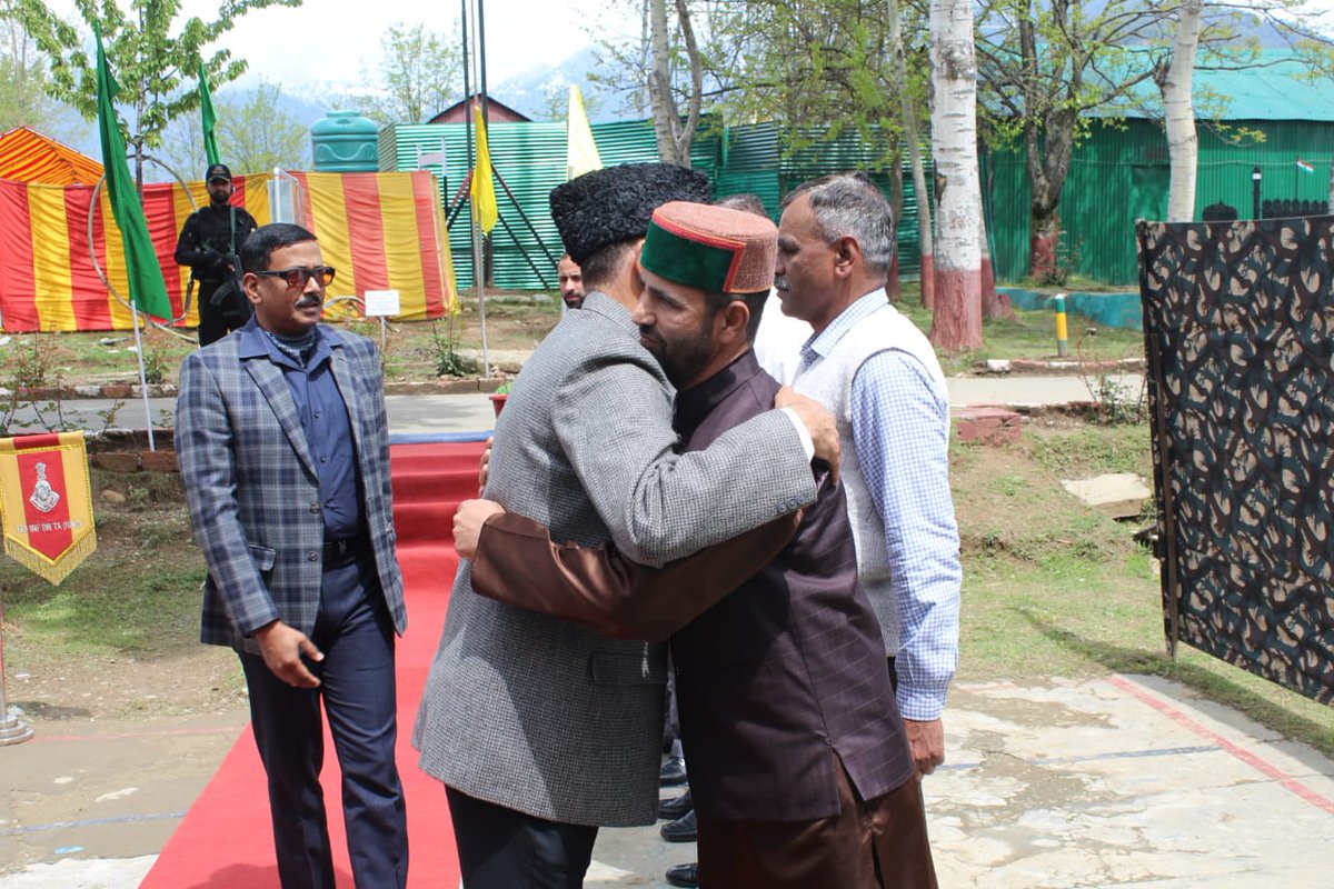 NNizamdin's tweet photo. Kupwara Citizen Soldiers celebrate Eid  ul Fitr With GOC Vajr division Maj Gen Girish Kalia &amp; CO#KupwaraTerriers
#CLX #Eid Ul Fitr #EidCelebrations #ArmyinKashmir #happyEid
@adgpi @ChinarcorpsIA @NorthernComd_IA @ManojNaravane @PMOIndia https://t.co/EdtUAqjVBC