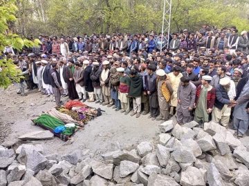 MMaseed1's tweet photo. قاتل افواج کے قتل کرنے کے خوف سے اس معصوم بچوں کا پاکستانی زرد میڈیا میں کوئی ذکر نہیں ھے جنہیں کل گلگت بلتستان میں ایک فوجی افسر نے جیپ سے کچلا جسمیں تین بچے شہید اور تین شدید زخمی ھوے ��یں. https://t.co/w7XWk0L22n