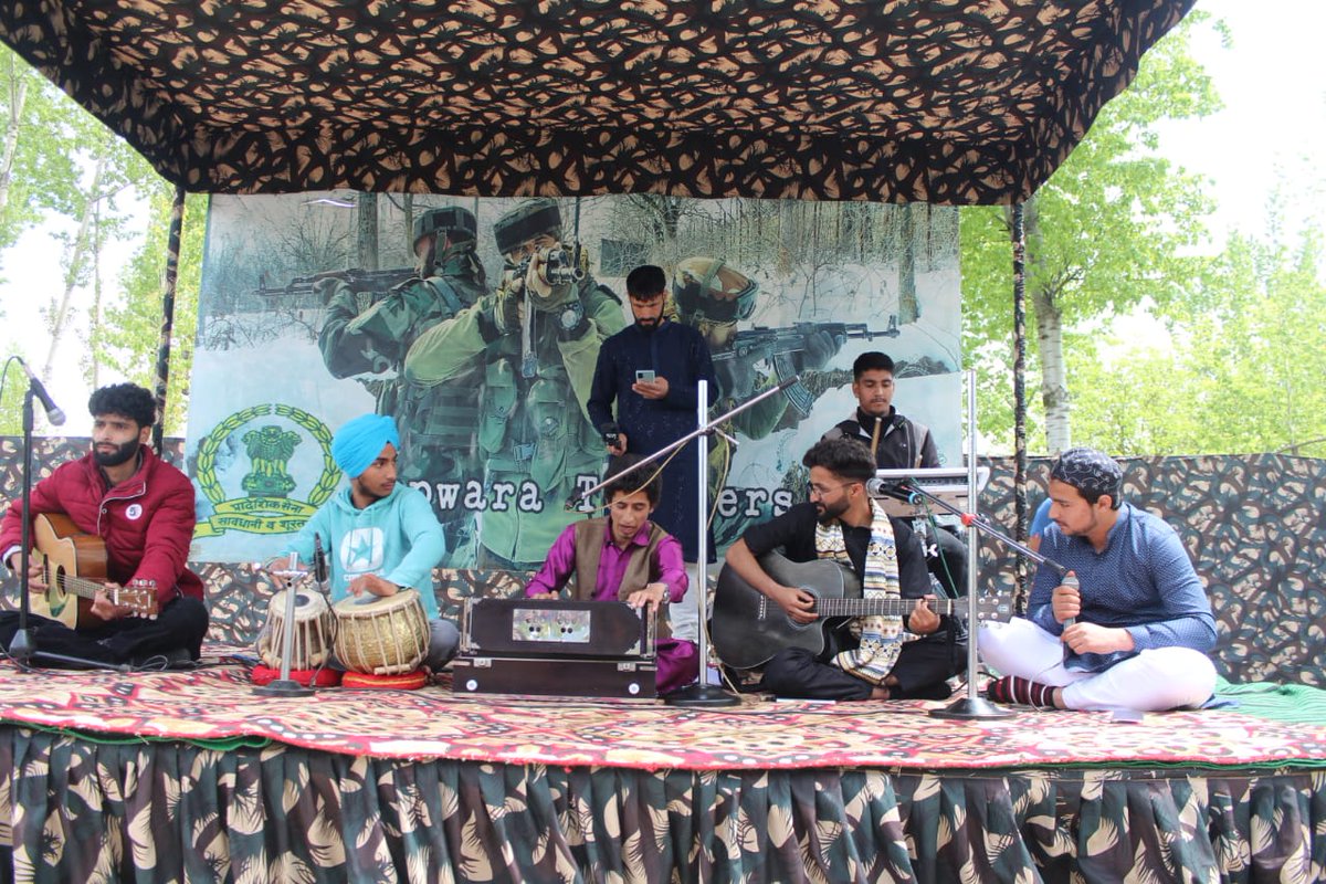 NNizamdin's tweet photo. Kupwara Citizen Soldiers celebrate Eid  ul Fitr With GOC Vajr division Maj Gen Girish Kalia &amp; CO#KupwaraTerriers
#CLX #Eid Ul Fitr #EidCelebrations #ArmyinKashmir #happyEid
@adgpi @ChinarcorpsIA @NorthernComd_IA @ManojNaravane @PMOIndia https://t.co/3BVkCjjZxG