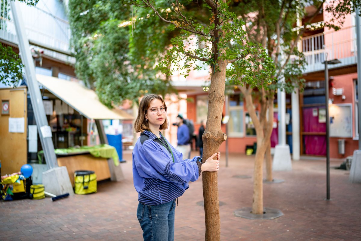 gruene_jugend's tweet photo. Wenn die Grüne Jugend Veranstaltungen macht, dann natürlich nur mit einem halben Wald in der Eingangshalle – hier unser persönlicher Markus-Söder-Moment. 🌳 https://t.co/vPBfDNUCYx