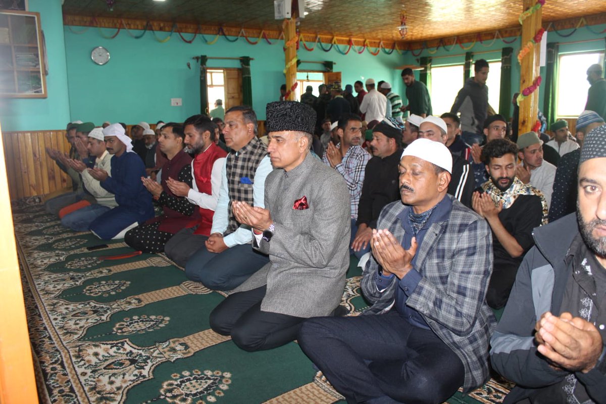 NNizamdin's tweet photo. Kupwara Citizen Soldiers celebrate Eid  ul Fitr With GOC Vajr division Maj Gen Girish Kalia &amp; CO#KupwaraTerriers
#CLX #Eid Ul Fitr #EidCelebrations #ArmyinKashmir #happyEid
@adgpi @ChinarcorpsIA @NorthernComd_IA @ManojNaravane @PMOIndia https://t.co/PNTkaf1KsZ
