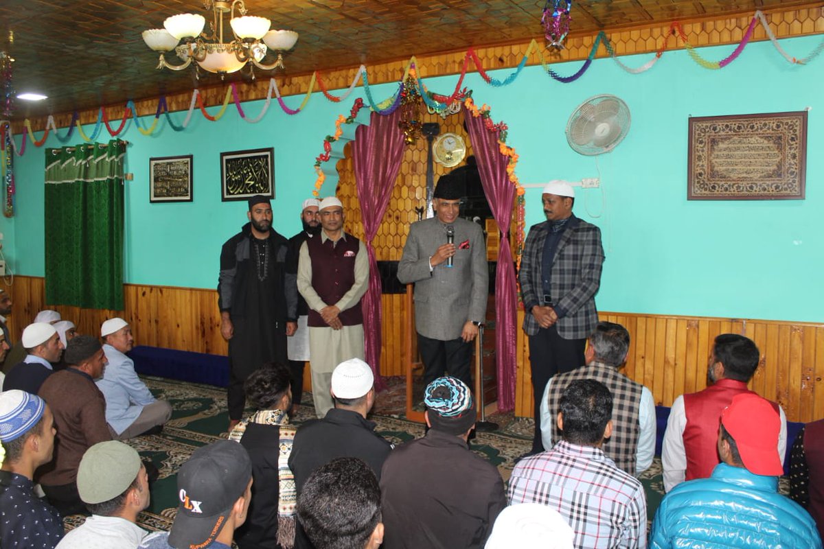 NNizamdin's tweet photo. Kupwara Citizen Soldiers celebrate Eid  ul Fitr With GOC Vajr division Maj Gen Girish Kalia &amp; CO#KupwaraTerriers
#CLX #Eid Ul Fitr #EidCelebrations #ArmyinKashmir #happyEid
@adgpi @ChinarcorpsIA @NorthernComd_IA @ManojNaravane @PMOIndia https://t.co/Ui0hzyeLsf