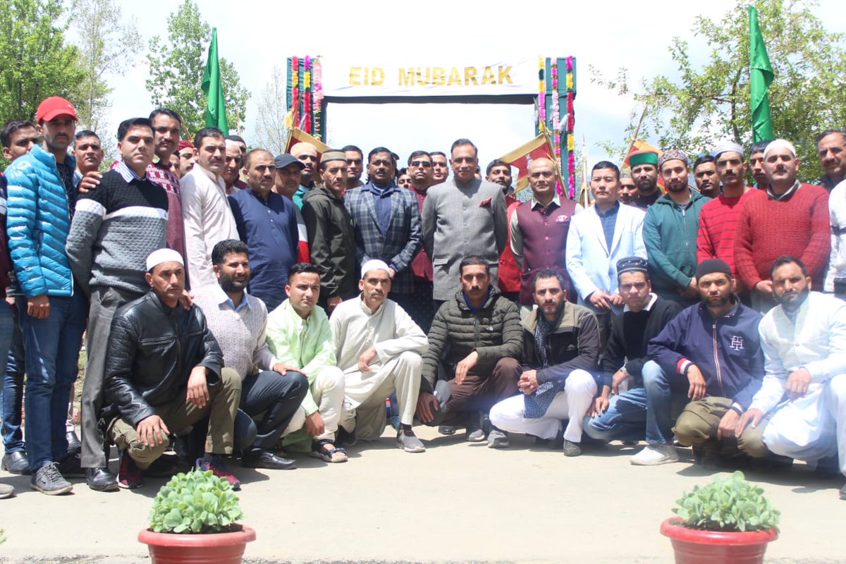 NNizamdin's tweet photo. Kupwara Citizen Soldiers celebrate Eid  ul Fitr With GOC Vajr division Maj Gen Girish Kalia &amp; CO#KupwaraTerriers
#CLX #Eid Ul Fitr #EidCelebrations #ArmyinKashmir #happyEid
@adgpi @ChinarcorpsIA @NorthernComd_IA @ManojNaravane @PMOIndia https://t.co/s4x3nOQuOE