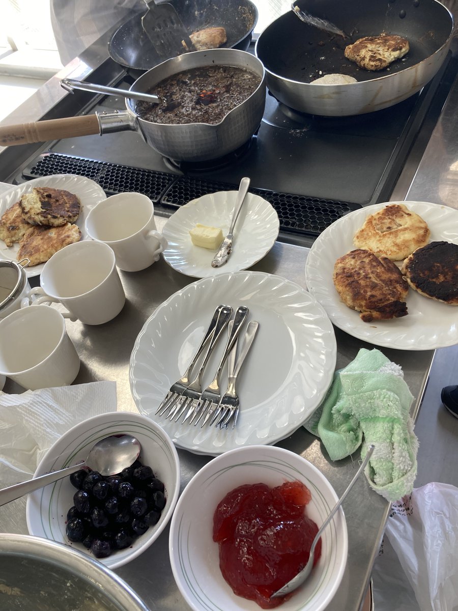 nichiro2023's tweet photo. 昨日と本日は新入生歓迎食事会を開催しました！
今回はスィルニキ（ロシアや東欧などで作られるパンケーキの一種）とロシアンティーをいただきました✨
両日ともにたくさんの新規生、継続生の方にご参加いただきました。お越しいただいた皆さま、この度は誠にありがとうございました！ https://t.co/G9GvgXCzHk