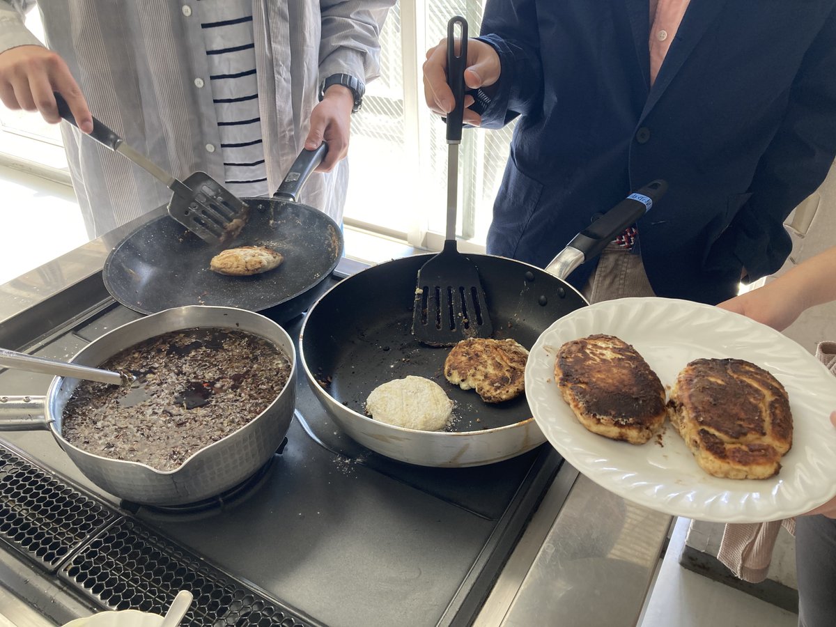nichiro2023's tweet photo. 昨日と本日は新入生歓迎食事会を開催しました！
今回はスィルニキ（ロシアや東欧などで作られるパンケーキの一種）とロシアンティーをいただきました✨
両日ともにたくさんの新規生、継続生の方にご参加いただきました。お越しいただいた皆さま、この度は誠にありがとうございました！ https://t.co/G9GvgXCzHk