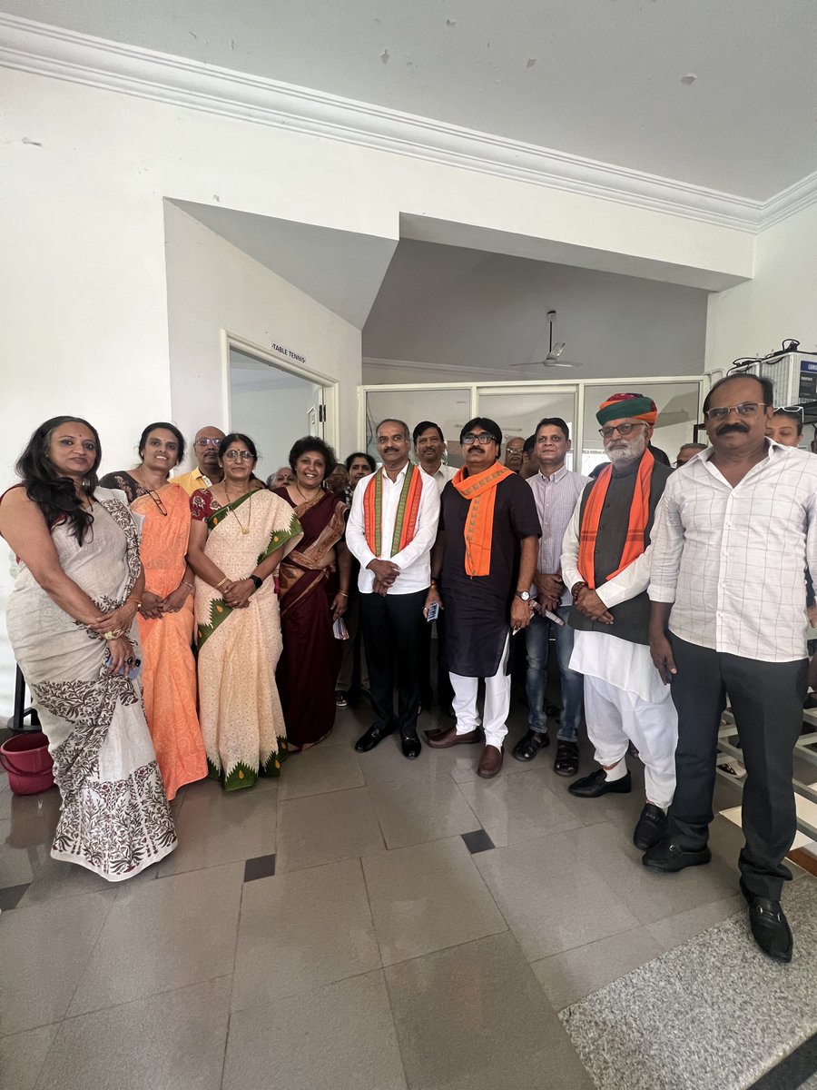 Ganapathi1971's tweet photo. Today we had good conversation with namma MP @PCMohanMP @KM_Somashekhar and other representatives the work they have completed and the work in progress all discussed. Lots of appreciation for our loved @ArvindLBJP we are very much assured more progress from @MALimbavali thank you https://t.co/LD2F2XB7o9