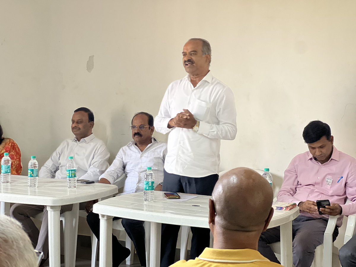 Ganapathi1971's tweet photo. Today we had good conversation with namma MP @PCMohanMP @KM_Somashekhar and other representatives the work they have completed and the work in progress all discussed. Lots of appreciation for our loved @ArvindLBJP we are very much assured more progress from @MALimbavali thank you https://t.co/LD2F2XB7o9