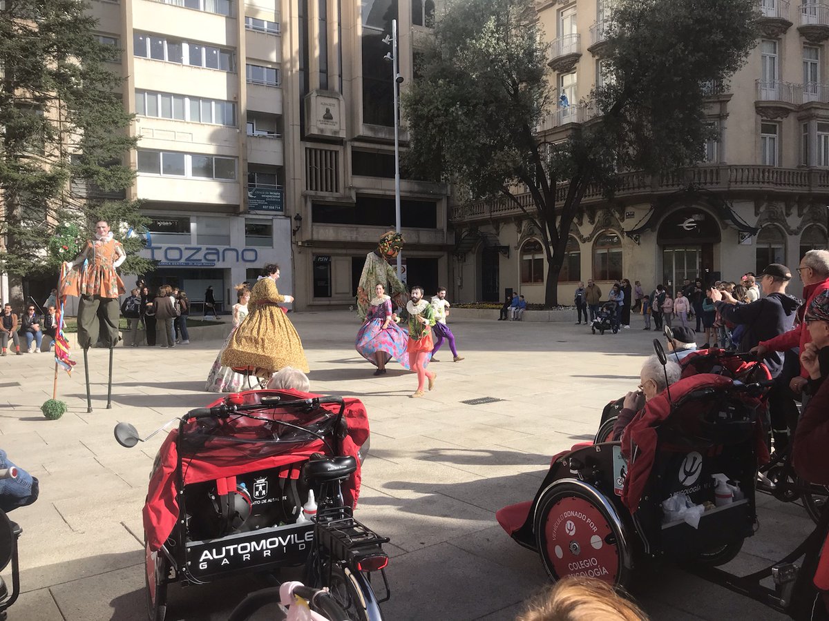 EBSEAlbacete's tweet photo. Los recorridos de @EBSEAlbacete contienen un importante ingrediente cultural 🚴‍♀️🫂🪗🎨🧓👴🫂 (teatro, cine, música, escultura, pintura, ciencias) ... así, conseguimos acercar a personas en riesgo de exclusión social, a las costumbres y modos de vida que definen nuestra época. https://t.co/ctt5xNcbPz