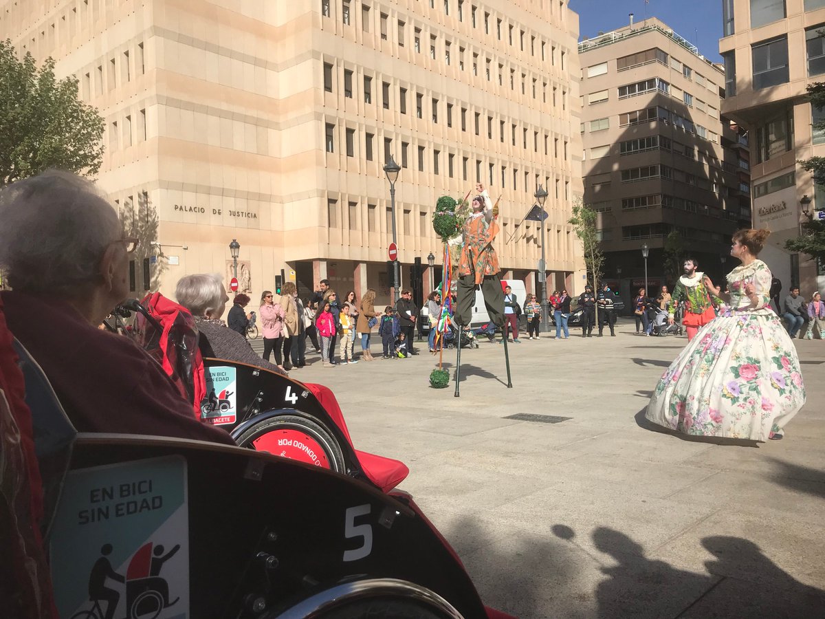 EBSEAlbacete's tweet photo. Los recorridos de @EBSEAlbacete contienen un importante ingrediente cultural 🚴‍♀️🫂🪗🎨🧓👴🫂 (teatro, cine, música, escultura, pintura, ciencias) ... así, conseguimos acercar a personas en riesgo de exclusión social, a las costumbres y modos de vida que definen nuestra época. https://t.co/ctt5xNcbPz