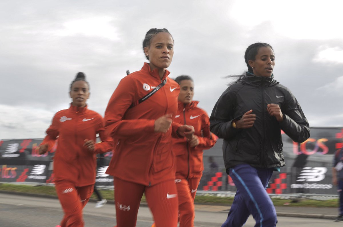 Dry for the athletes warm up <a href="/LondonMarathon/">TCS London Marathon</a> but the rain is here which could mix up the race. 

<a href="/NNRunningTeam/">NN Running Team</a> <a href="/nikelondon/">nikelondon</a> <a href="/Nike/">Nike</a> 

#TCSLondonMarathon2023