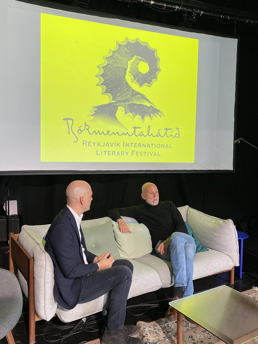 Hoy celebramos el #DiadelLibro2023 junto a <a href="/Palomas_Alejand/">Alejandro Palomas</a> que estuvo con nosotros en 🇮🇸 asistiendo al festival de literatura internacional de Reikiavik <a href="/LitRvk/">Reykjavík Literary Festival</a> . “Si me dices poesía yo te digo vulnerabilidad y sinceridad” 📝📖

#SomosCultura 

youtu.be/pL5M8ToYrPM