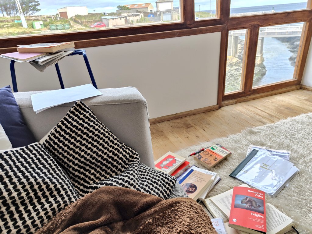 beni_salgado's tweet photo. #DíadoLibro2023
#WorldBookDay
Quen le? Que les? Eu estou lendo @RemediosZafra e relendo #AustinWright. Ler fainos libres, non? 📚 Feliz día dos libros, xente libre!!! https://t.co/loB5VBFHbU