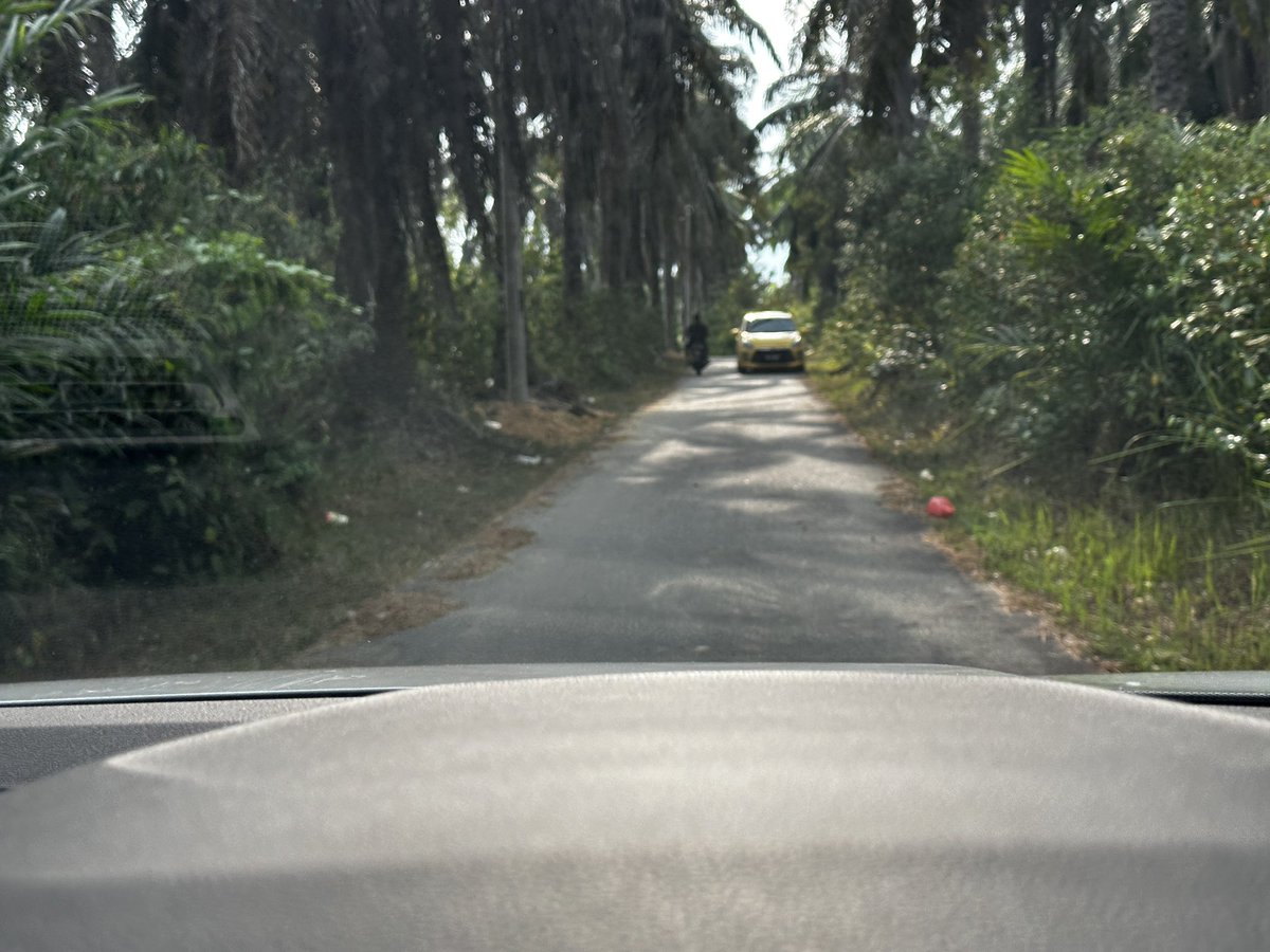 HezeriSamsuri's tweet photo. Situasi standard. Siapa patut ngalah?

Kalau tepi kau ada ruang, kau ngalah la. Dan kalau orang bagi ruang, angkat tangan tanda TQ. Bukan suruh kau cemolot dia pun! 

Tapi kalau kau bawak powil, dan tepi kau tak ada gaung, atau tak ada dinding gunung, atau tak ada tiang letrik, tapi ada lubang sikit, atau ada lecak, dan kau tak nak ngalah jugak, aku sumpah kau jadi katak pisang. 

“Tapi abang, saya tak biasa bawak kereta besar. Takut nak ke tepi.”

Siapa suruh kau bawak kalau tak reti kan?

*Ni gambar hiasan ya. Kereta kuning tu bagi laluan tapi tepi aku lagi luas, so aku ke tepi dan suruh dia jalan dulu.