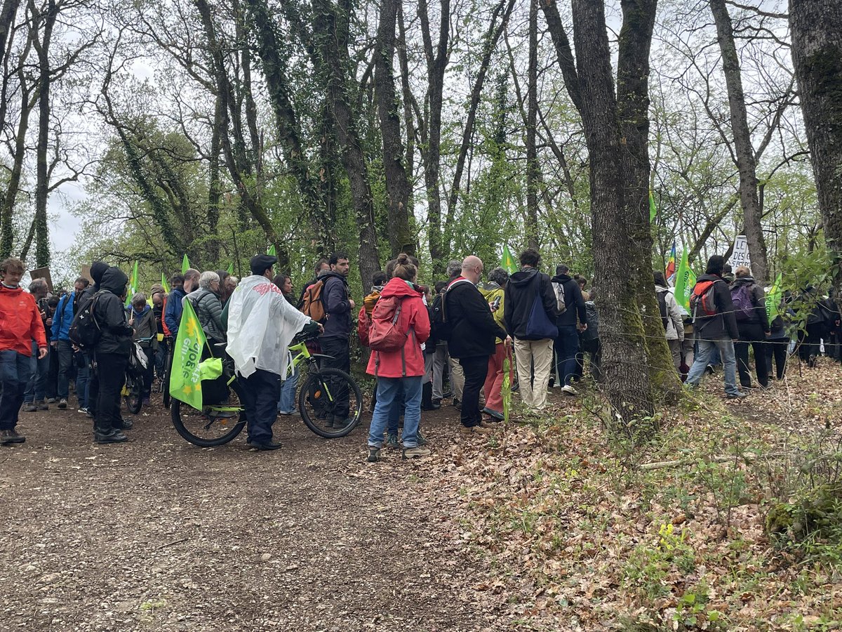 Hier + de 5000 personnes ont manifesté dans le calme et dans une ambiance festive à #Saix contre le projet autoroutier #A69 dans le #Tarn 

Avec <a href="/JonathanDUPRIEZ/">Jonathan DUPRIEZ</a> nous les avons suivis pour connaître leurs  arguments -> reportage bientot dans #bcvo d’ <a href="/OrianeMancini/">Oriane Mancini</a>