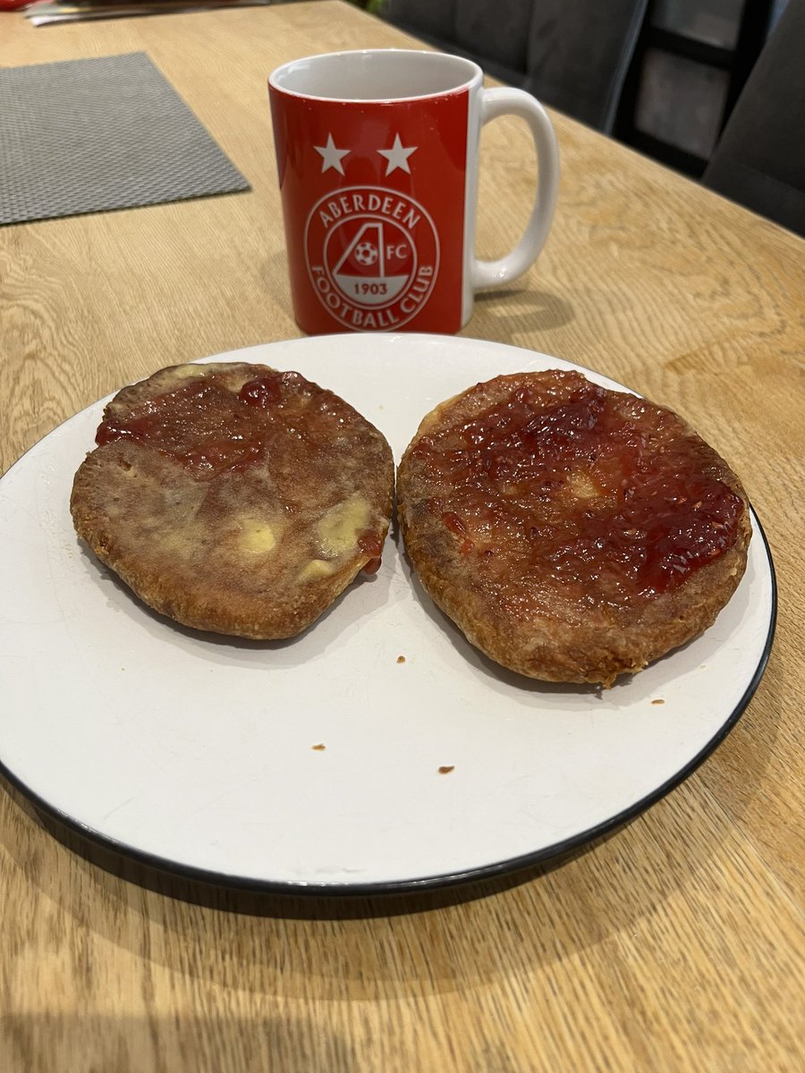 TheRustler83's tweet photo. Match-Day breakfast of Champions!
#Duk
#Rowie
#Pittodrie
#StandFree
#AberdeenFC
⭐️⭐️ https://t.co/NapSExzeV7