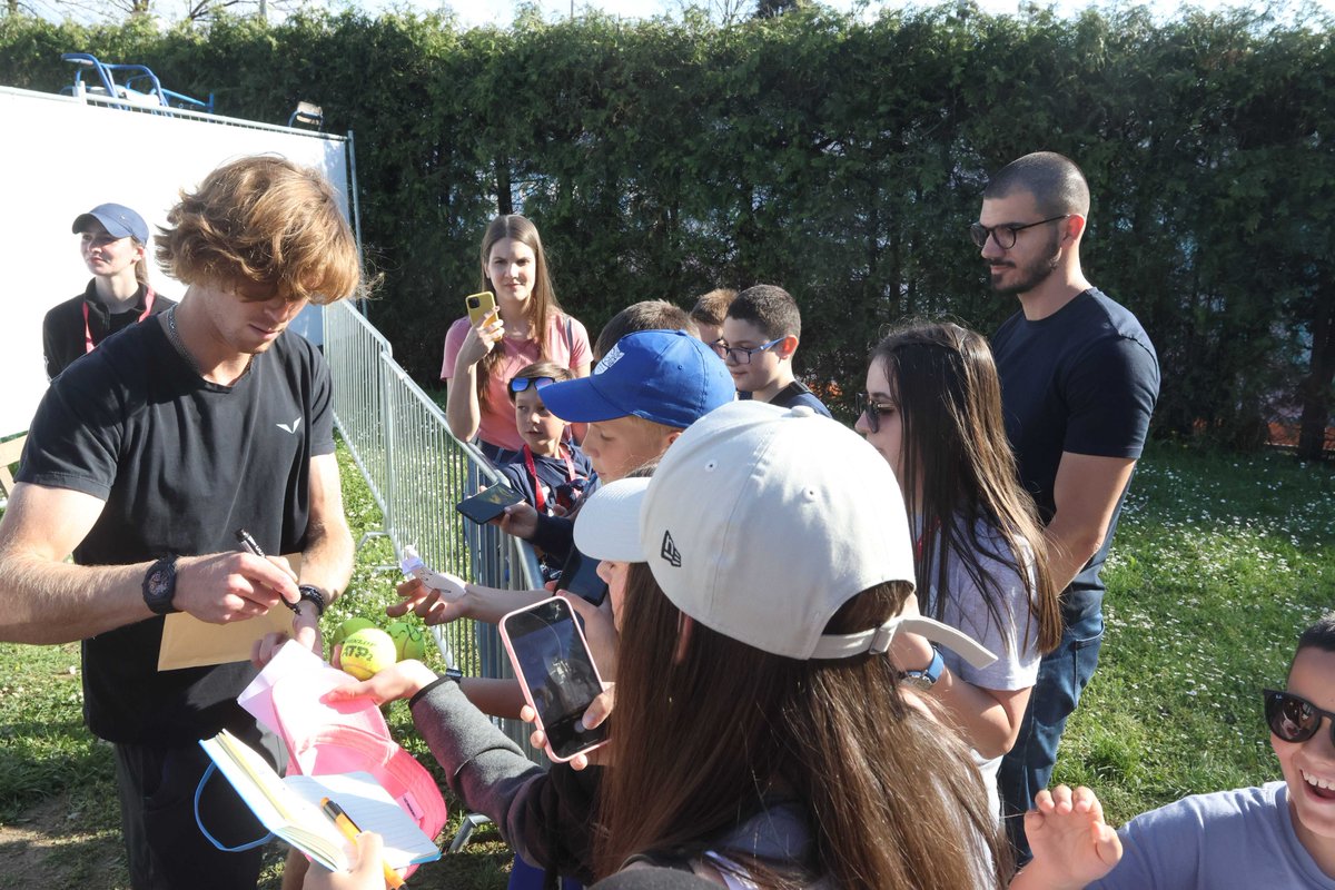 dengdaiDwait's tweet photo. @AndreyRublev97 after the SF press conference yesterday 🖋🤳🥰 

#AndreyRublev 
#Rublev 
#Rubljov 
#SrpskaOpen 

📸 https://t.co/aPrN3jQgN1 https://t.co/FxCfoDeIkU