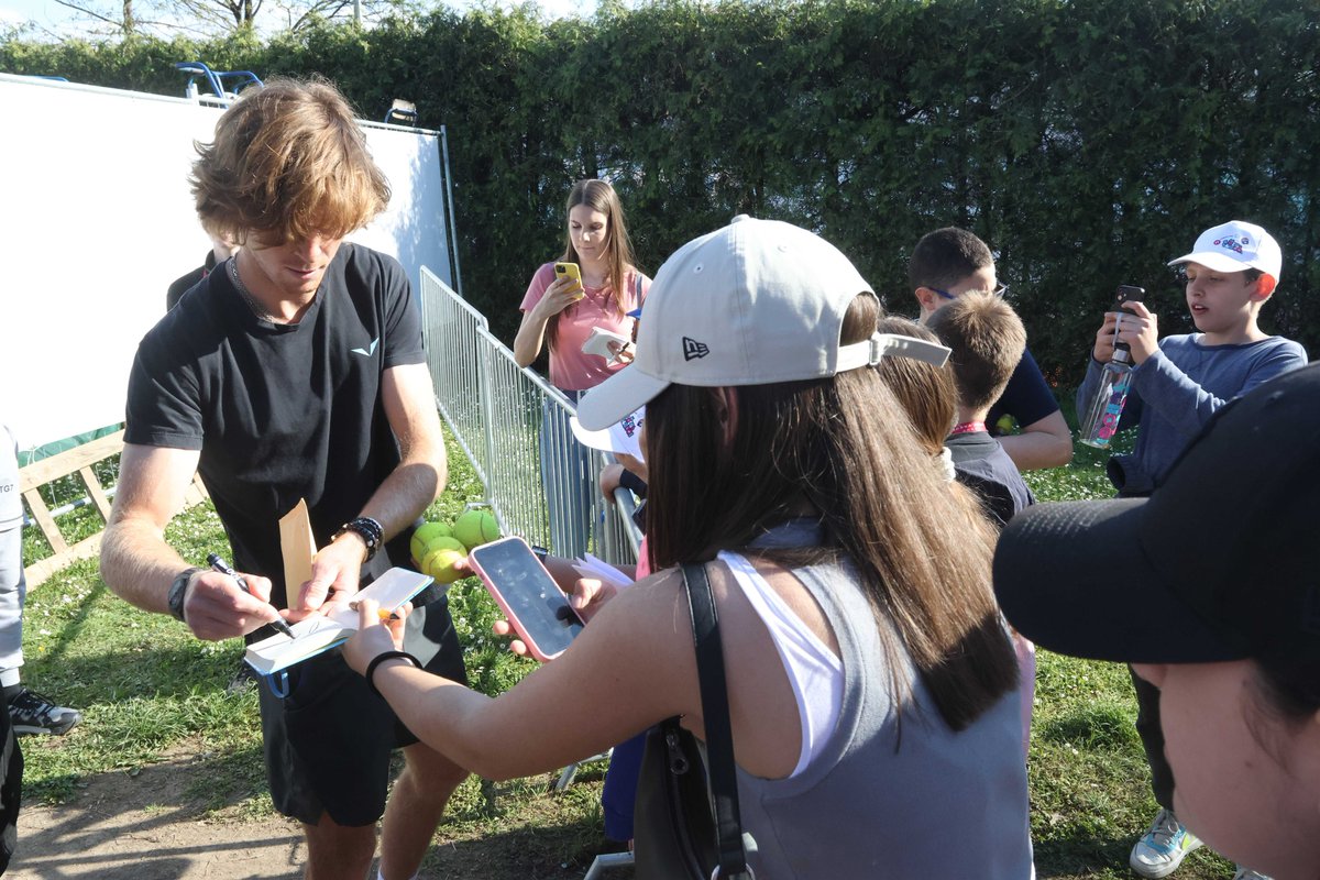 dengdaiDwait's tweet photo. @AndreyRublev97 after the SF press conference yesterday 🖋🤳🥰 

#AndreyRublev 
#Rublev 
#Rubljov 
#SrpskaOpen 

📸 https://t.co/aPrN3jQgN1 https://t.co/FxCfoDeIkU