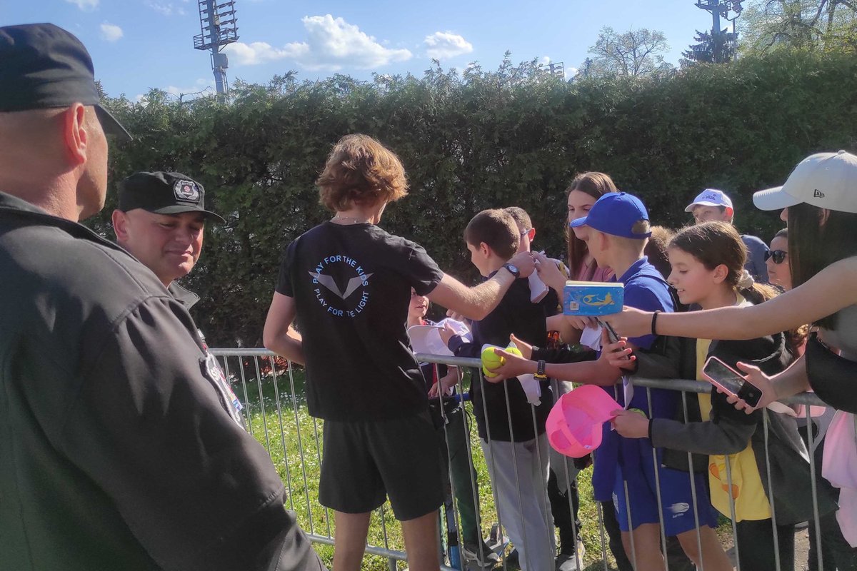 dengdaiDwait's tweet photo. @AndreyRublev97 after the SF press conference yesterday 🖋🤳🥰 

#AndreyRublev 
#Rublev 
#Rubljov 
#SrpskaOpen 

📸 https://t.co/aPrN3jQgN1 https://t.co/FxCfoDeIkU