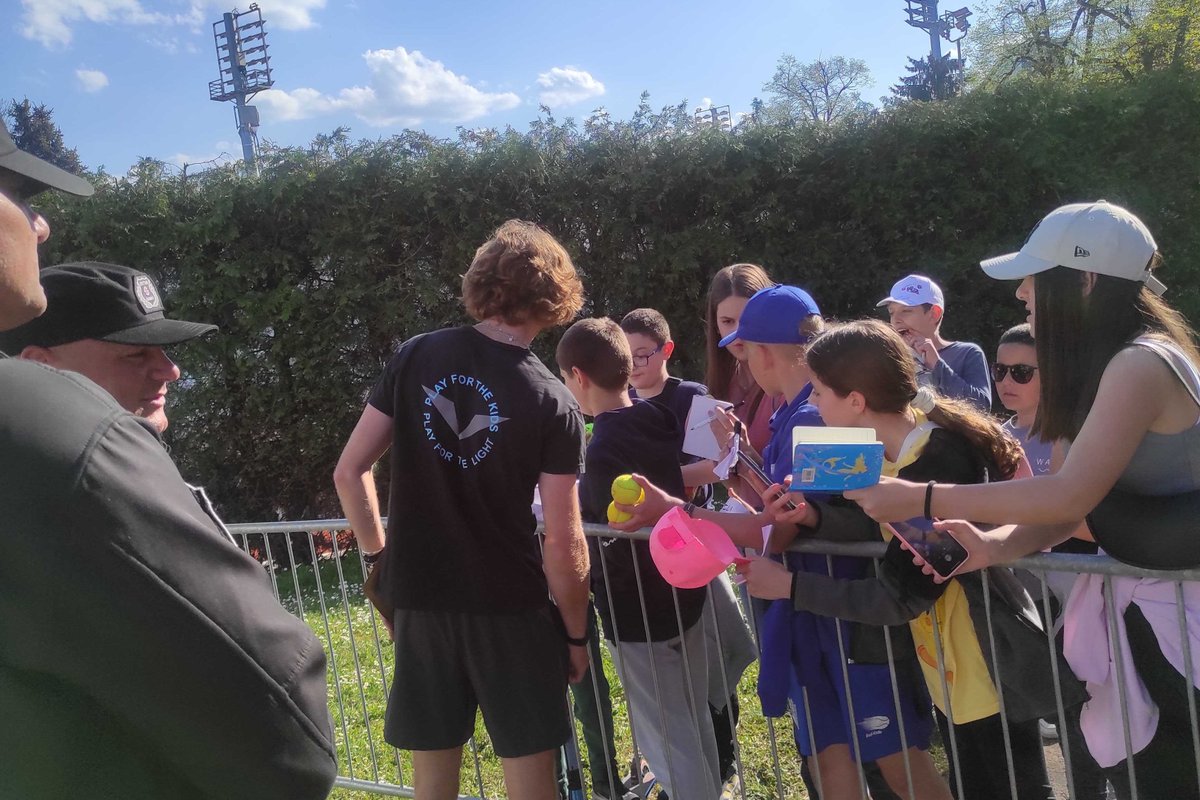 dengdaiDwait's tweet photo. @AndreyRublev97 after the SF press conference yesterday 🖋🤳🥰 

#AndreyRublev 
#Rublev 
#Rubljov 
#SrpskaOpen 

📸 https://t.co/aPrN3jQgN1 https://t.co/FxCfoDeIkU
