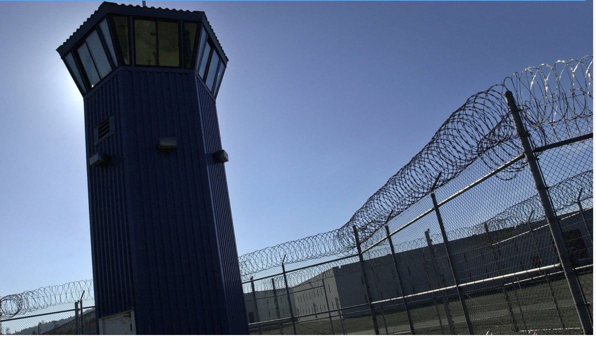 Superma19693049's tweet photo. If this photo of prisoners in the prison is the evidence of the concentration camp in China, I also found some photos of the “concentration camp ”in the United States. 
The #US government has imprisoned one million black people.😱
#Xinjiang  #China https://t.co/vPhjOAgE6X