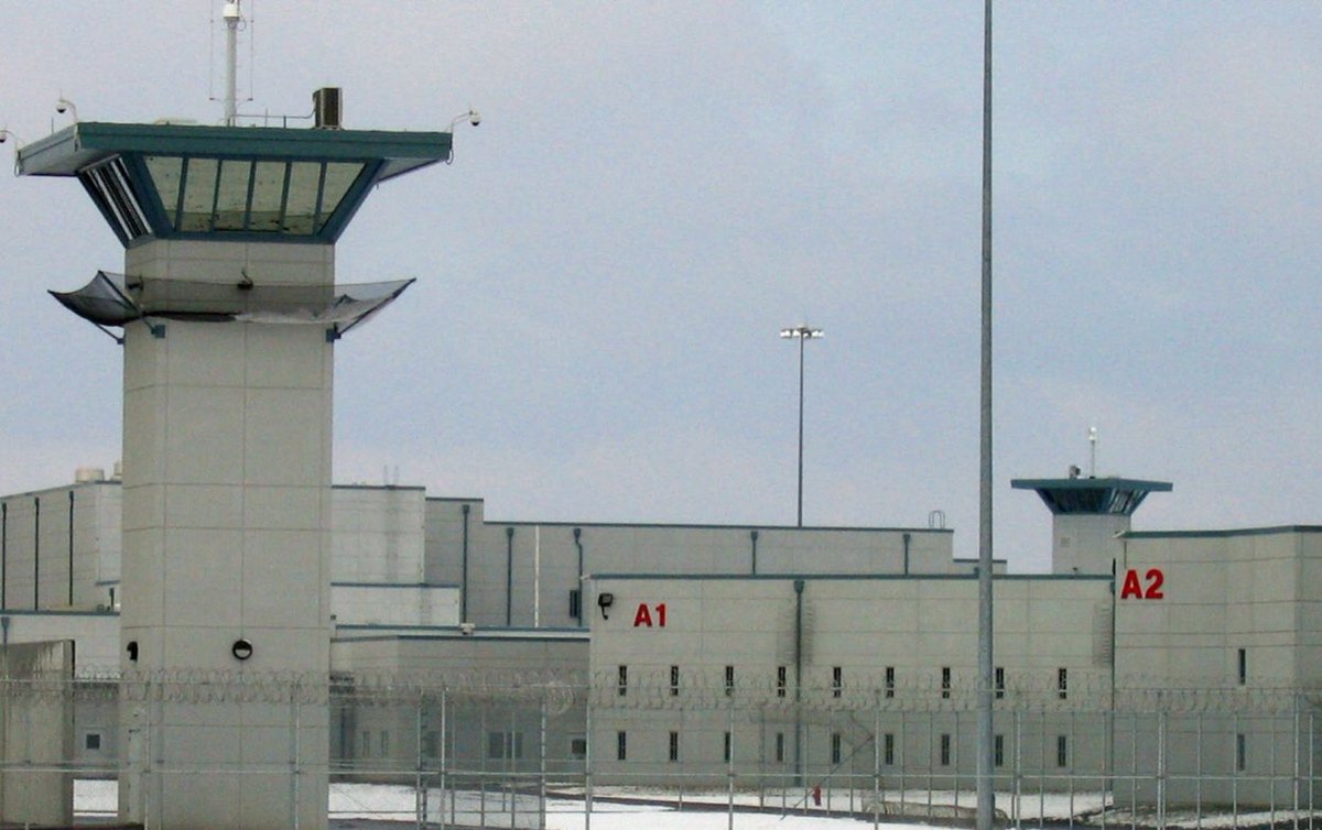 Superma19693049's tweet photo. If this photo of prisoners in the prison is the evidence of the concentration camp in China, I also found some photos of the “concentration camp ”in the United States. 
The #US government has imprisoned one million black people.😱
#Xinjiang  #China https://t.co/vPhjOAgE6X