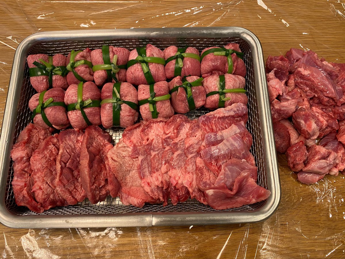 pikoooon_'s tweet photo. 来週のBBQに持ってく為にコストコタン捌いた😎
肉プロさん@niku_pro_ の動画はすごく参考になるので、肉好きは見て欲しい。。。詳しい解説ありがてぇ🙏

【永久保存版‼︎】プロが教えるコストコタンで縛りタン‼︎究極の調理法‼︎(前編) https://t.co/tjIbPxmcTW @YouTubeより https://t.co/r19TPDJdqJ