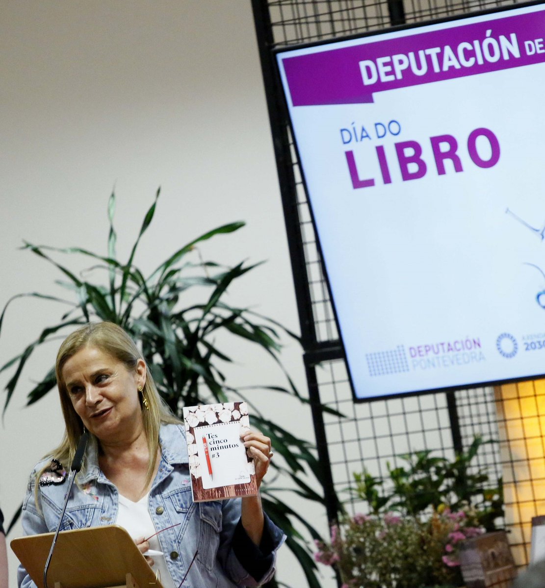 depo_es's tweet photo. 📚 Feliz #DíadoLibro!!

Este ano celebramos esta data tan significativa por adiantado cun gran acto de presentación na sede de #Vigo do terceiro volume de "Tes cinco minutos", obra escrita polo alumnado da @escoladeletras que puxemos en marcha coa @EdGalaxia https://t.co/5Ckgm61p79