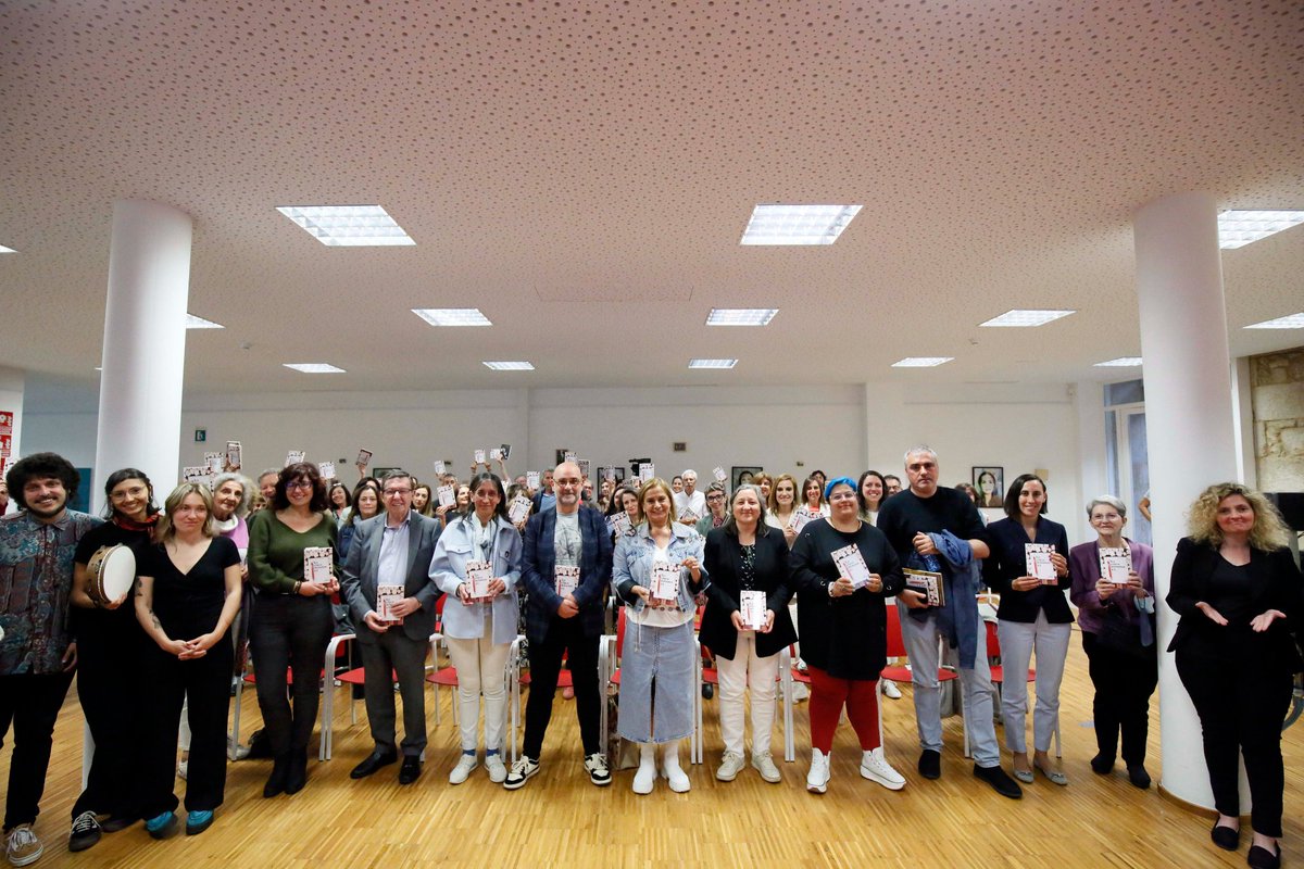 📚 Feliz #DíadoLibro!!

Este ano celebramos esta data tan significativa por adiantado cun gran acto de presentación na sede de #Vigo do terceiro volume de "Tes cinco minutos", obra escrita polo alumnado da <a href="/escoladeletras/">Escoladeletras</a> que puxemos en marcha coa <a href="/EdGalaxia/">Editorial Galaxia</a>