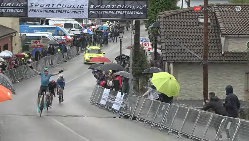 ℹ️ #GPElBaruco23.
🏁 Victoria para Iván Polo, que batió en Ia llegada a Marcos Freire y a Tirso Bra. 
📺 <a href="/sportpublictv/">@sportpublictv</a>: youtube.com/watch?v=VgnFkG…. 
#BornFromPassion #EquipoJunior