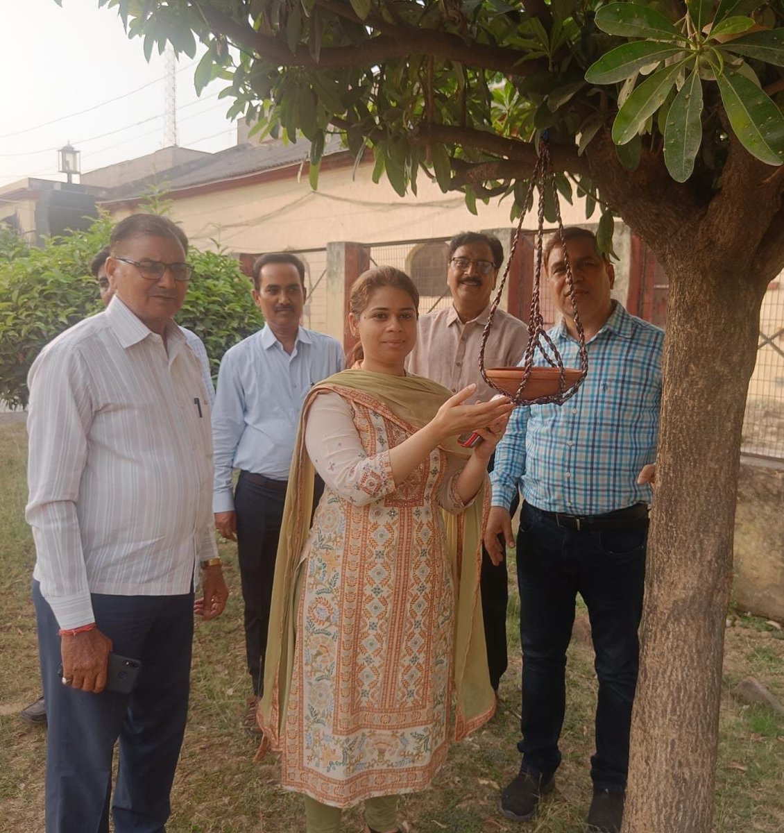 SultanpurDm's tweet photo. समस्त जनपदवासियों से अपील की जाती है कि अपने घरों क��� समीप उचित स्थान पर पशु एवं पक्षियों के लिए जलपात्र रखें. https://t.co/rECAAupx99