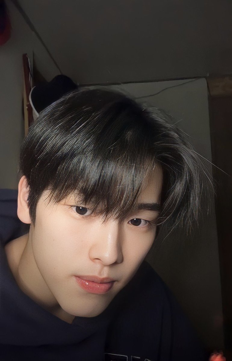 coolkijeu's tweet photo. The HD version of Lee Seunghwan’s IG Live is needed for world peace. https://t.co/iEfSZLHbdq