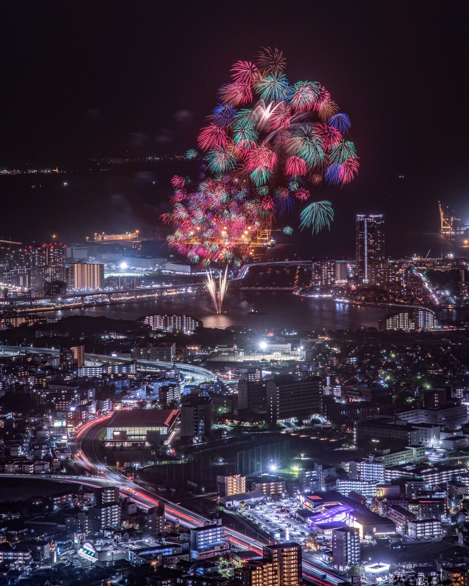mai__photo's tweet photo. 夜景と花火のコラボは最強🎆

#Nikon
#私とニコンで見た世界 https://t.co/EDEuNBtZsF