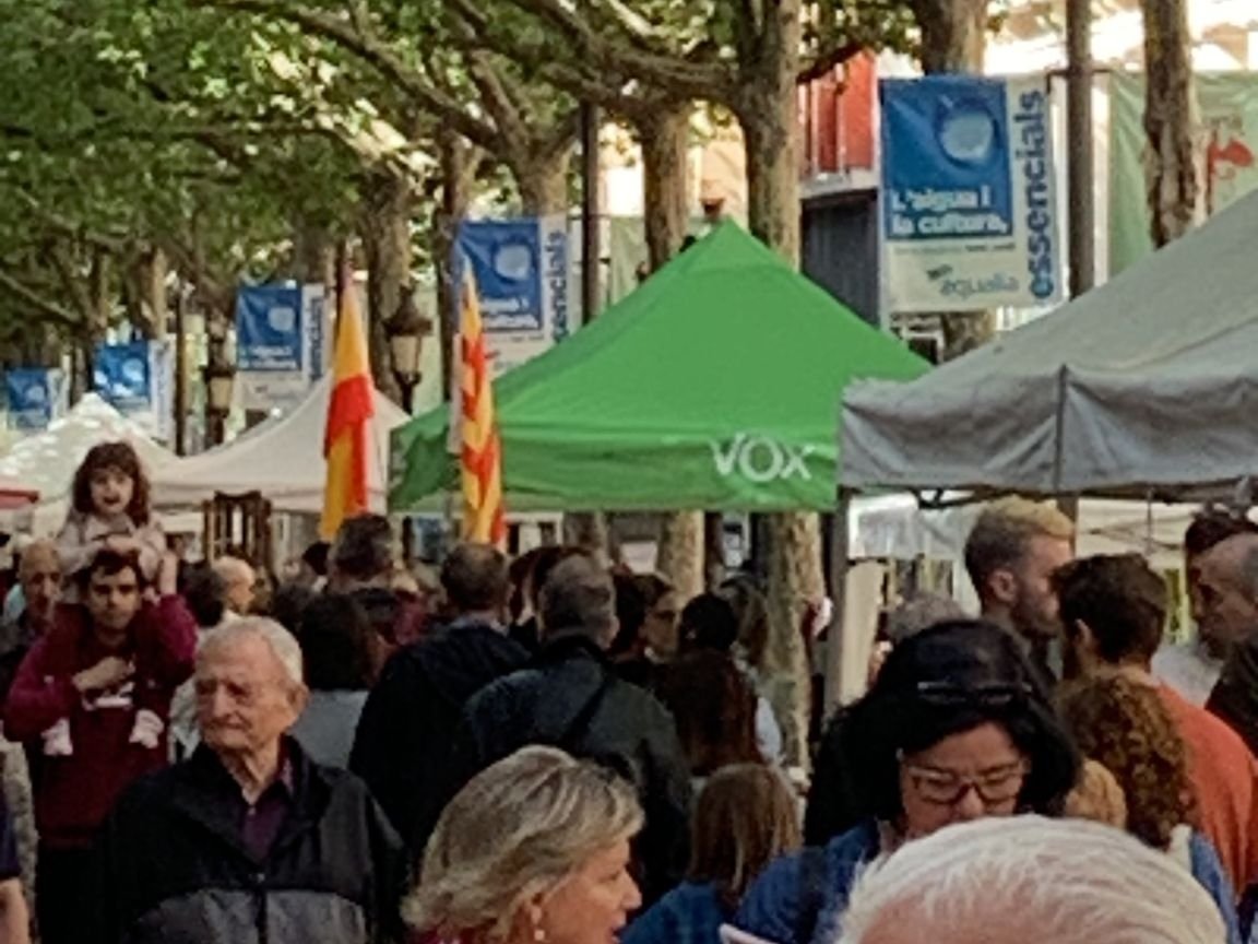 llibertrexach's tweet photo. L'extrema dreta gaudeix d'un lloc privilegiat al mig de la Rambla Ferran. En canvi, la @paerialleida posa traves i arracona els moviments socials al final de tot darrere l'escenari. A mi expliqueu-m'ho poc a poc perquè no entenc res. #SantJordi2023 https://t.co/Yr4xBbCt9T