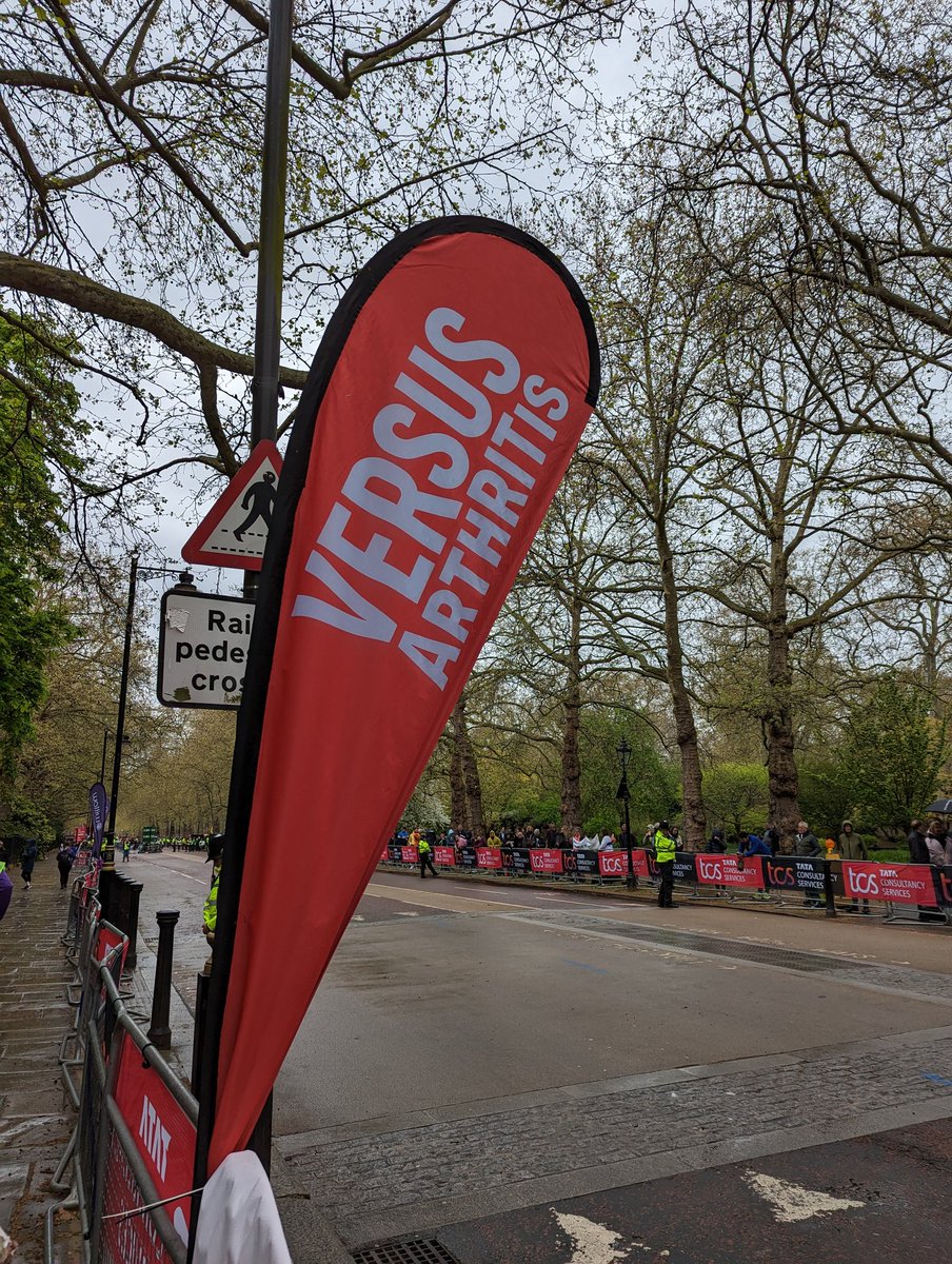 zoechivers's tweet photo. Ready for our runners at the 25mile mark @VersusArthritis #LondonMarathon https://t.co/kleQ515gH9