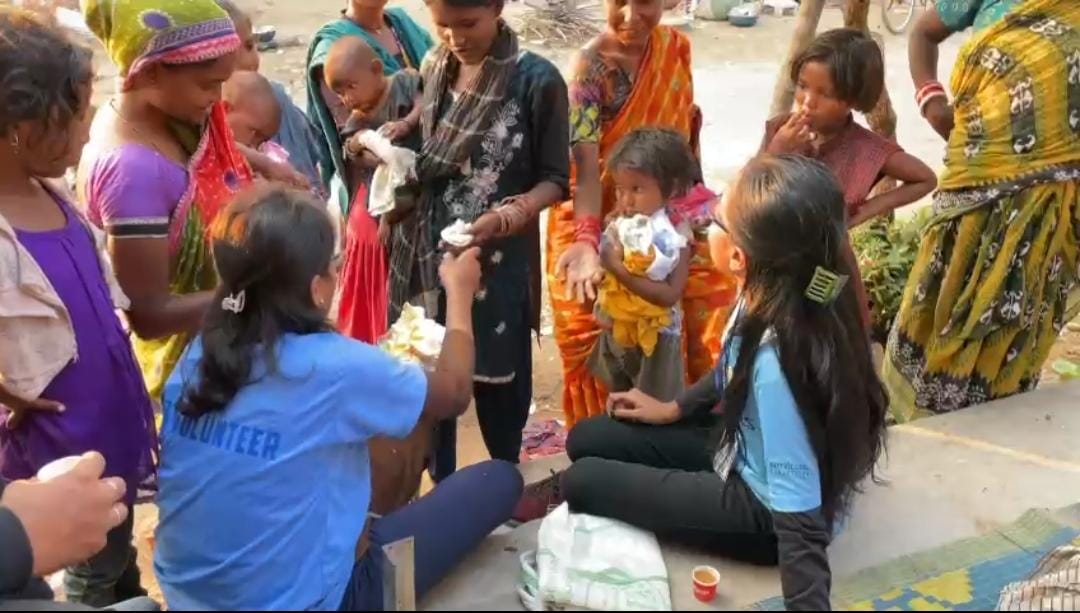 Cloth distribution at Gossaninuagaon basti berhampur... @SATTVIC_SOUL @SDGaction @UN_SDG @SDGoals @SP_BERHAMPUR @MayorBerhampur @Ganjam_Admin @SDGaction @UNICEF @UNICEFIndia