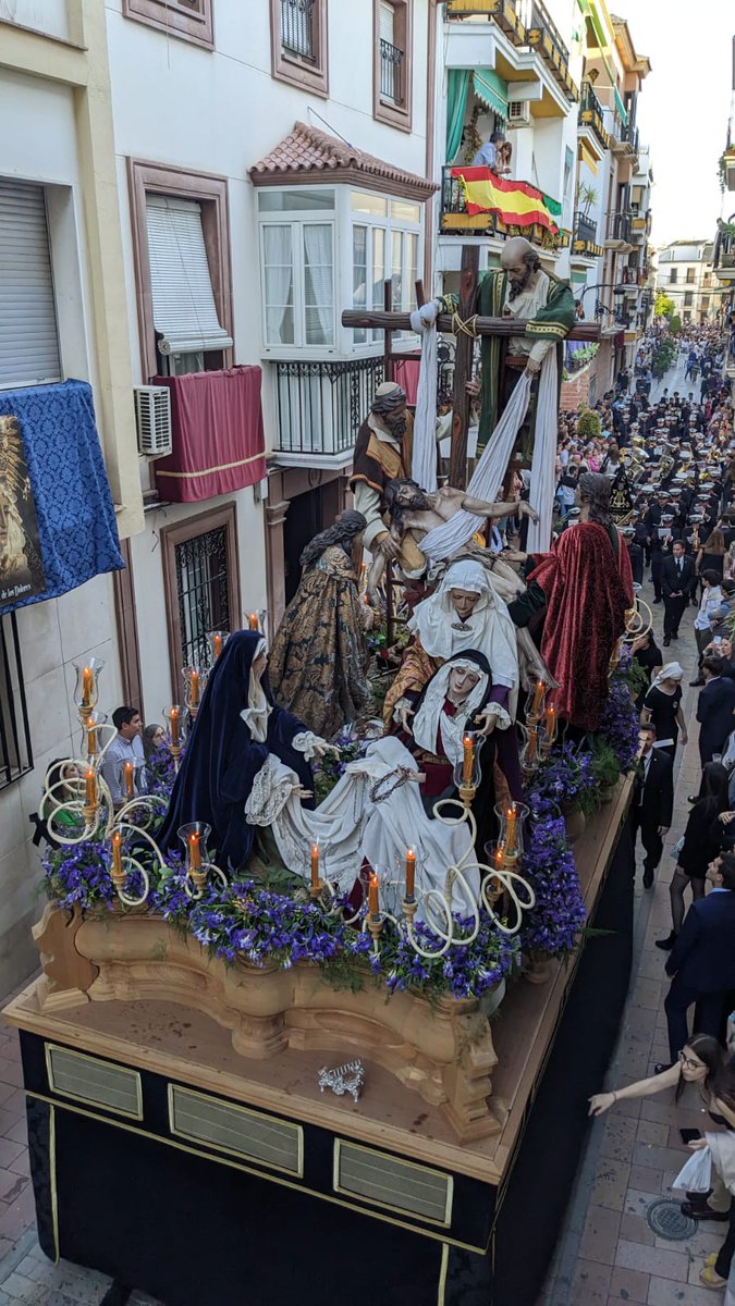 celiaarascon's tweet photo. @HorribilisPasos Ya que se te ve tan interesado en el Descendiminto, aquí te dejo una de las fotos de la misma Hermandad procesionando este Viernes Santo en Cabra. 
Efectivamente, podrás darte cuenta que la foto que tú has puesto es la propia maqueta de la Hermandad portada por niños. https://t.co/a7iBS8jCOp
