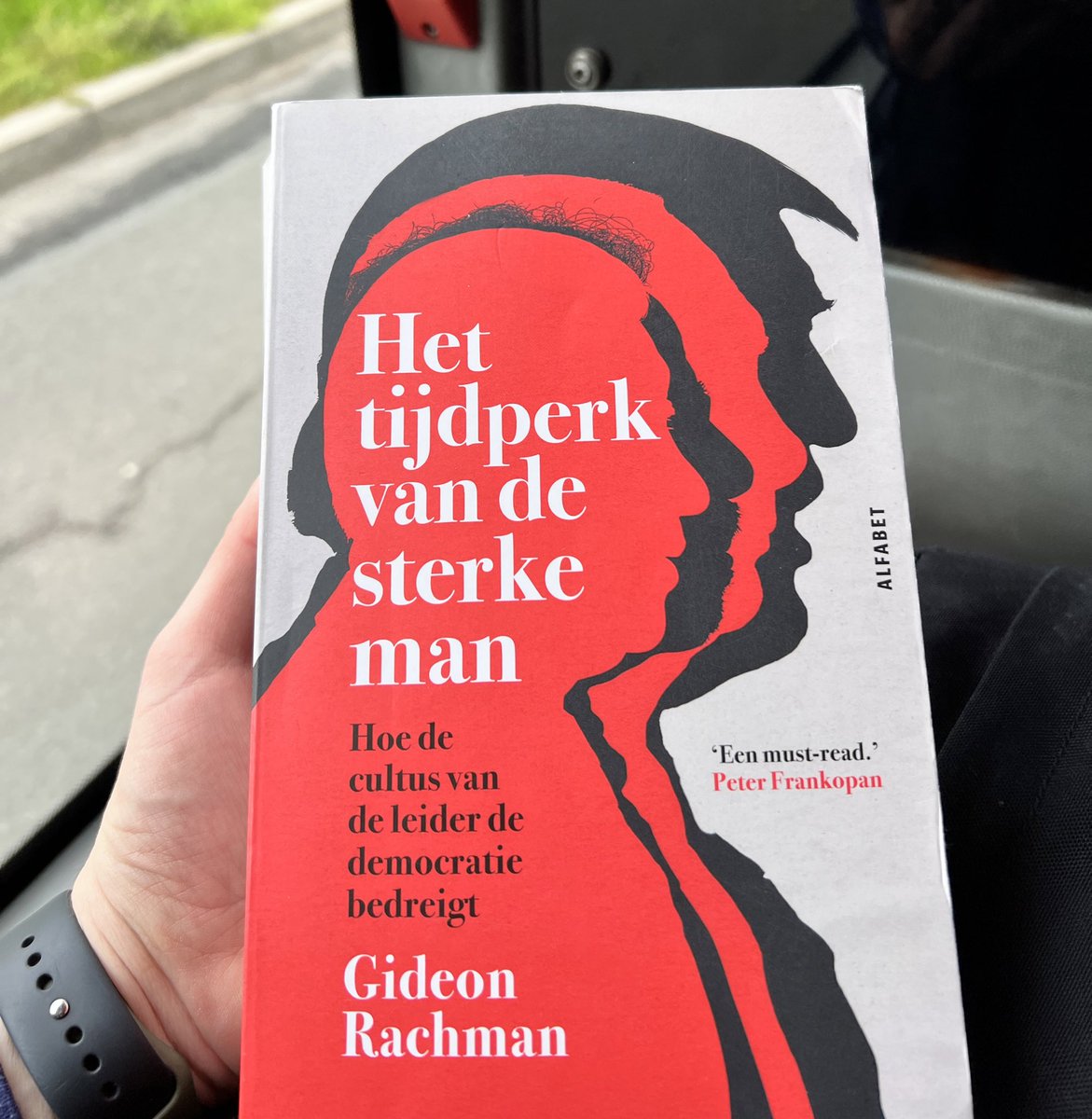 DeWitJulien's tweet photo. Op weg naar de #tenmiles al lezende beseffen dat het #wereldboekendag is vandaag. 

Vier het mannekes! 

Zoals George Martin ooit zei: 
A reader lives a thousand lives before he dies. The man who never reads lives only one. 
#vlaanderenleestdag https://t.co/ZWcjAVsC8J