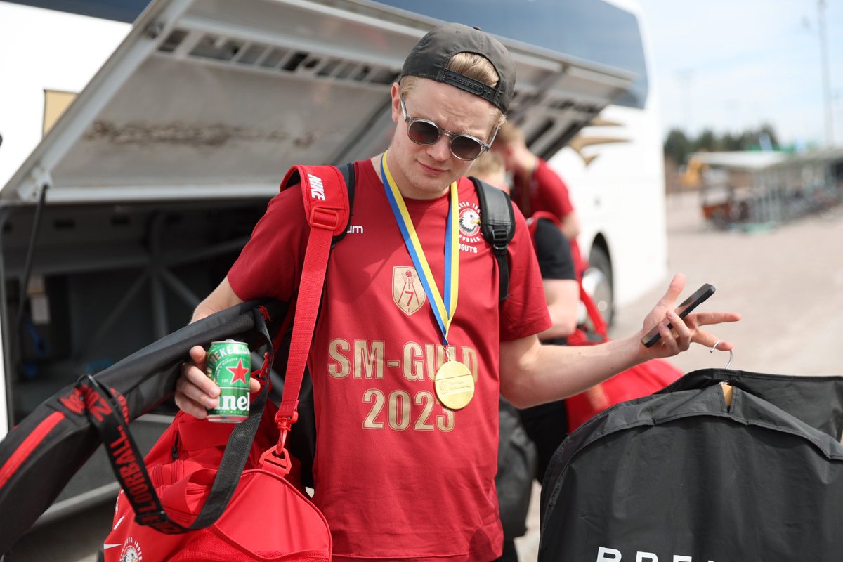 StorvretaIBK's tweet photo. Klockan 14:00 kan man komma och fira laget på O'Learys i city🤩
#viärvreta #SSLse #SSLslutspel #innebandy #ViÄlskarInnebandy https://t.co/Lve6akbM6H