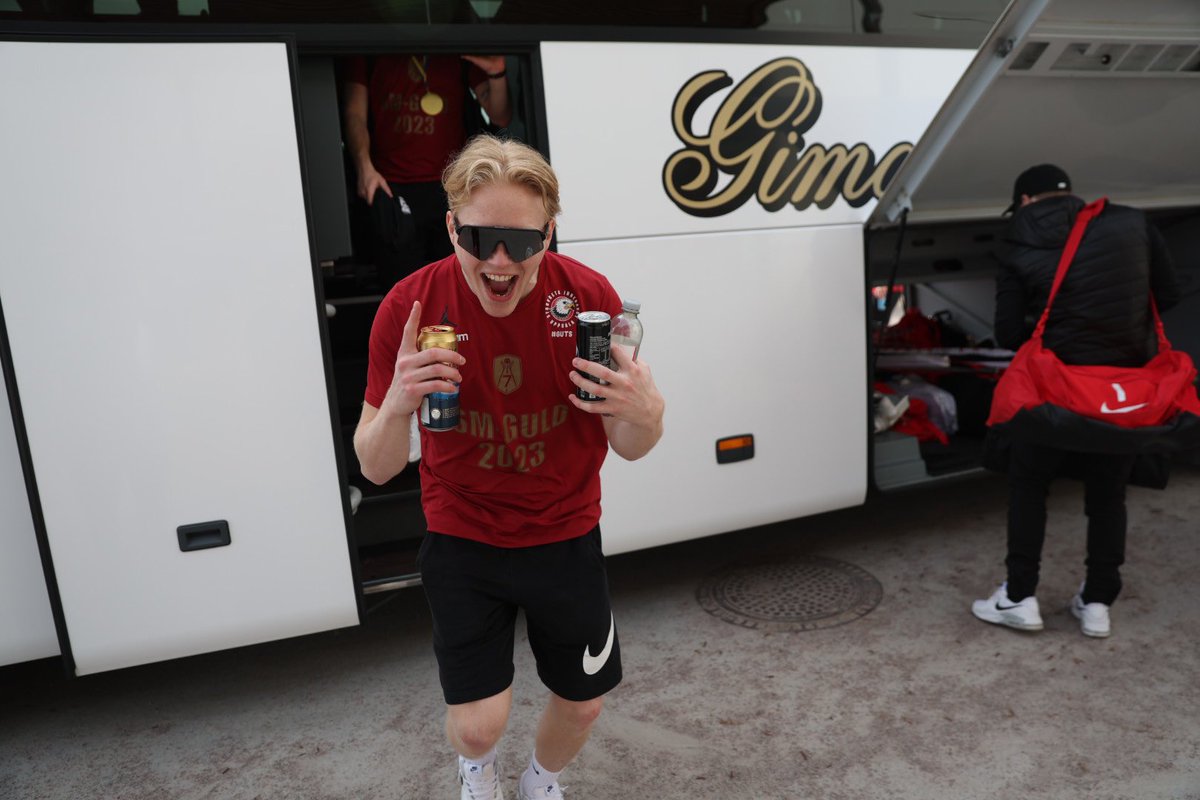 StorvretaIBK's tweet photo. Klockan 14:00 kan man komma och fira laget på O'Learys i city🤩
#viärvreta #SSLse #SSLslutspel #innebandy #ViÄlskarInnebandy https://t.co/Lve6akbM6H
