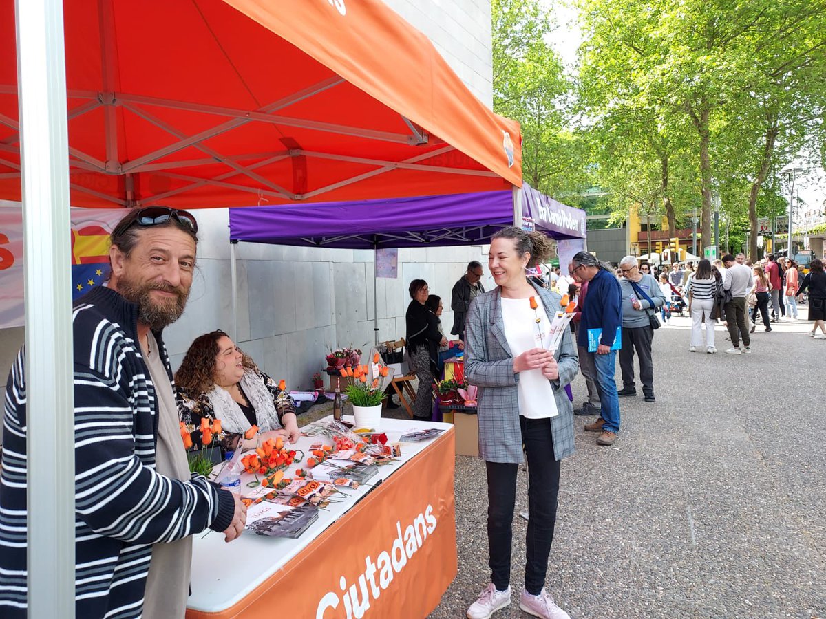 Bon dia de Sant Jordi! 📚🌹
A Girona ens hem despertat avui amb moltes ganes de celebrar-lo! 

👇🏽👇🏽💕