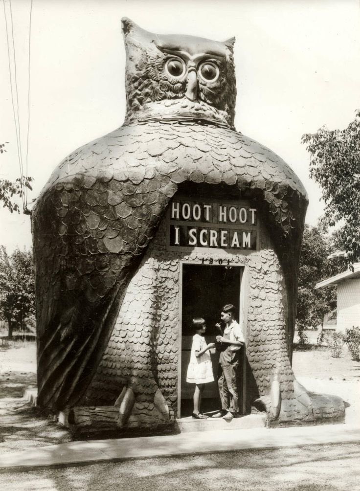 ThanatosArchive's tweet image. "Hoot Hoot, I Scream" 🍦🦉🍦The Hoot Owl Cafe was in the shape of an owl.. its head rotated and its eyes, which were made from Buick headlights, would blink. The Cafe was a Los Angeles landmark for over 50 years before being demolished in 1979.