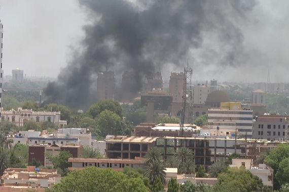 Hashtagelyoum's tweet photo. The Egyptian embassy in Sudan announces the injury of one of its members...and an attack on a #French evacuation convoy
#Sudan #السودان https://t.co/JP1UagenYE