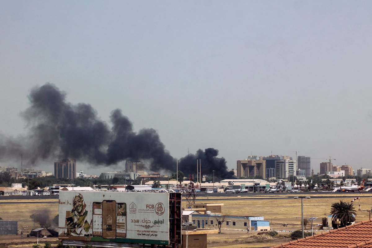 Hashtagelyoum's tweet photo. The Egyptian embassy in Sudan announces the injury of one of its members...and an attack on a #French evacuation convoy
#Sudan #السودان https://t.co/JP1UagenYE