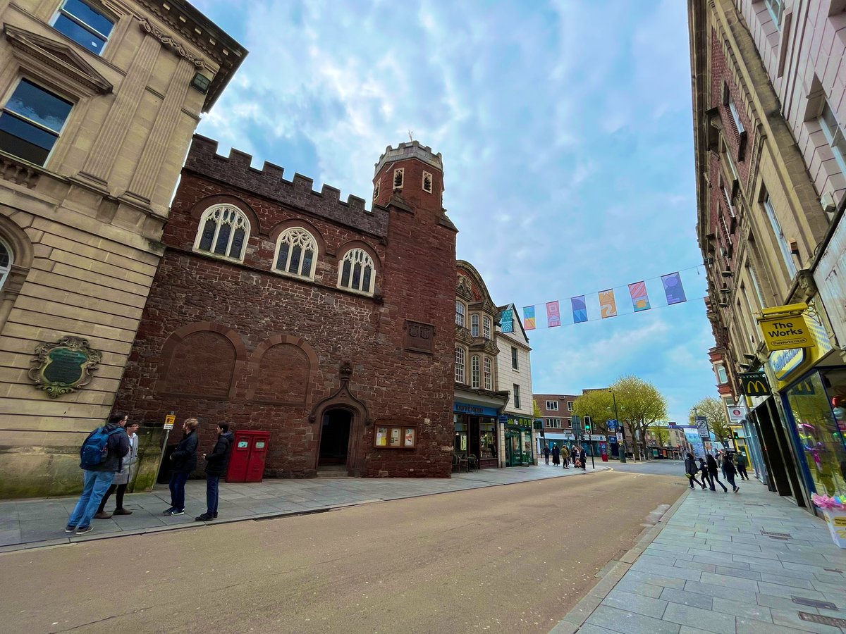 Sunday in Exeter Hugh Street, by the St. Petrocks Church. #DEVON #weekend #highstreet