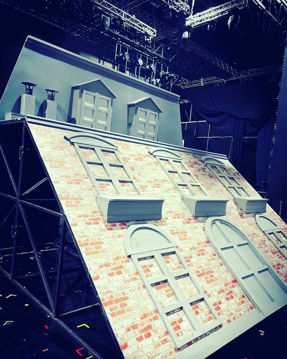daqstudio's tweet photo. "Il Serale "
Studi Titanus/Elios Roma
Produzione:Fascino pgt
Regia:Andrea Vicario
Conduzione:Maria De Filippi
Direttore artistico:Stephane Jarny
Dop:Marco Vignanelli
Costumi:Anahi Ricca
Scenografia: Lucia D'Angelo e Cristina Querzola
#amici22 #AscoltiTV #DAQStudio #Backstage https://t.co/j6mg6wdcHR