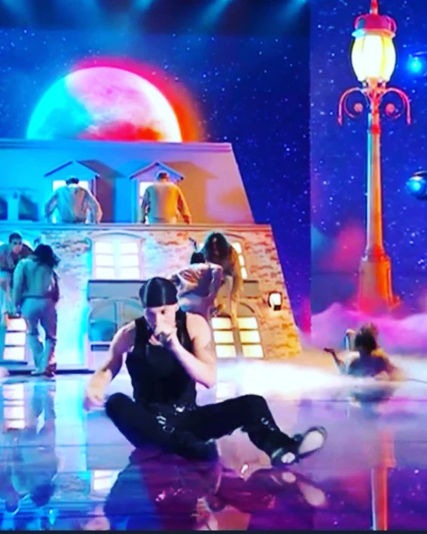 daqstudio's tweet photo. "Il Serale "
Studi Titanus/Elios Roma
Produzione:Fascino pgt
Regia:Andrea Vicario
Conduzione:Maria De Filippi
Direttore artistico:Stephane Jarny
Dop:Marco Vignanelli
Costumi:Anahi Ricca
Scenografia: Lucia D'Angelo e Cristina Querzola
#amici22 #AscoltiTV #DAQStudio #Backstage https://t.co/j6mg6wdcHR