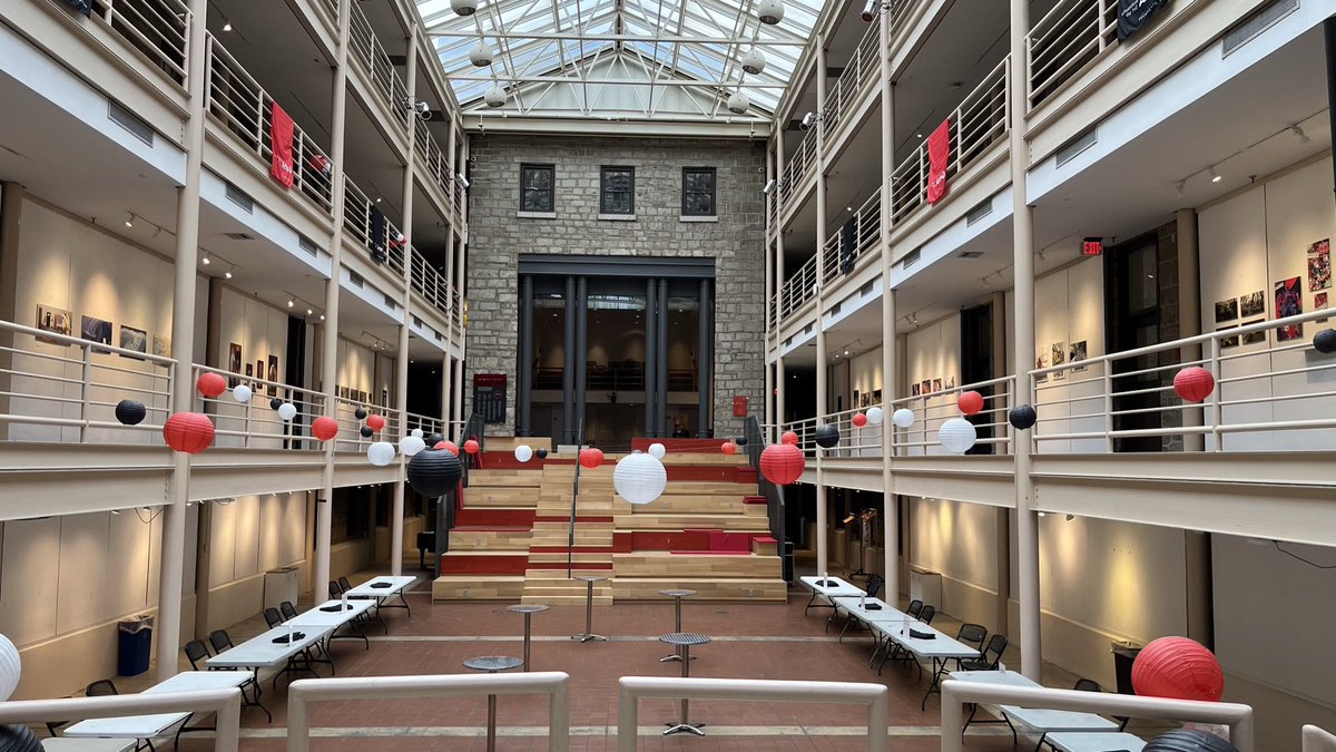 DWSchoner's tweet photo. #AdvancingHumanCreativity
🎻➕🎭➕✍🏼➕🎶➕🎞️➕💃🏿➕🗣️➕📸
One of the biggest things I truly appreciate about the @UArts is the meeting place the “Living Steps” have become in Hamilton Hall as a central meeting place for events.
This atrium is amazing. What an asset. https://t.co/vLMT2fluqa